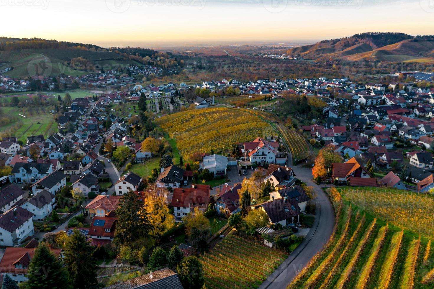 Flygfoto över kappelrodeck i Black Forest Mountains, Tyskland foto