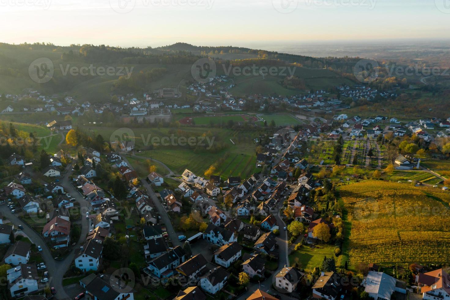 Flygfoto över kappelrodeck i Black Forest Mountains, Tyskland foto