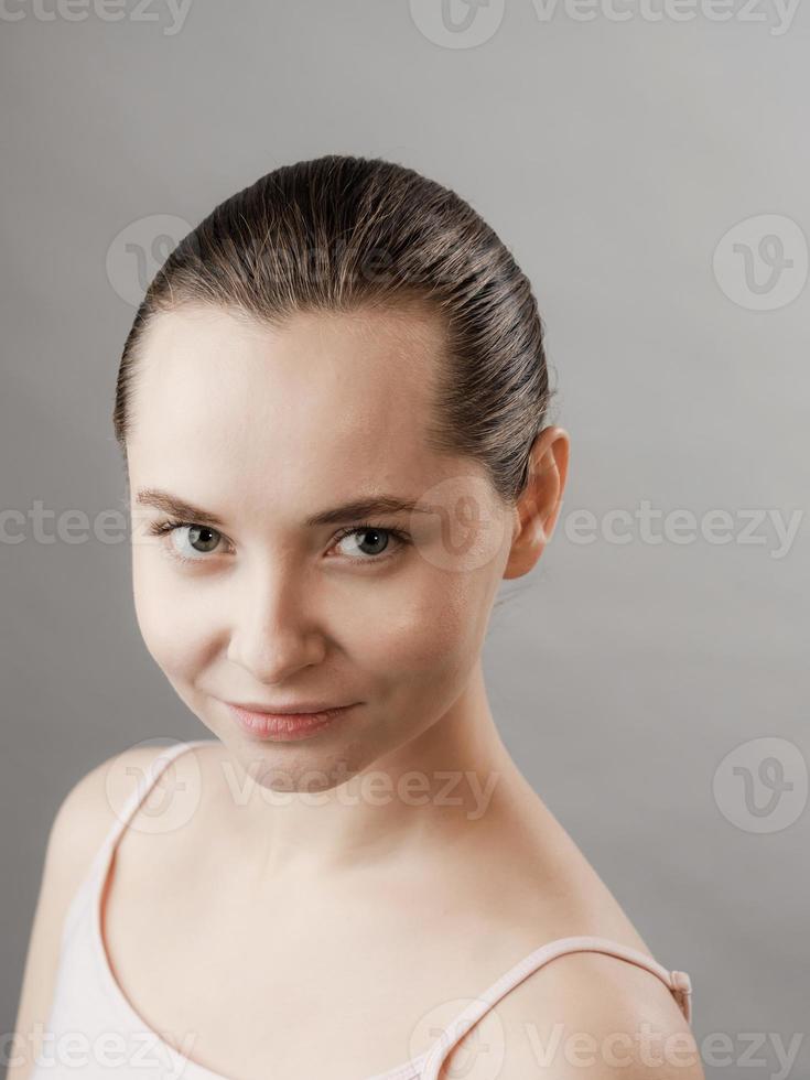 vacker ung kvinna med ren frisk hud foto