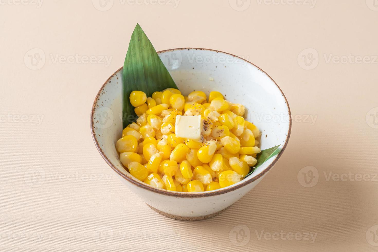 ångad sötsmörad majs i skål foto