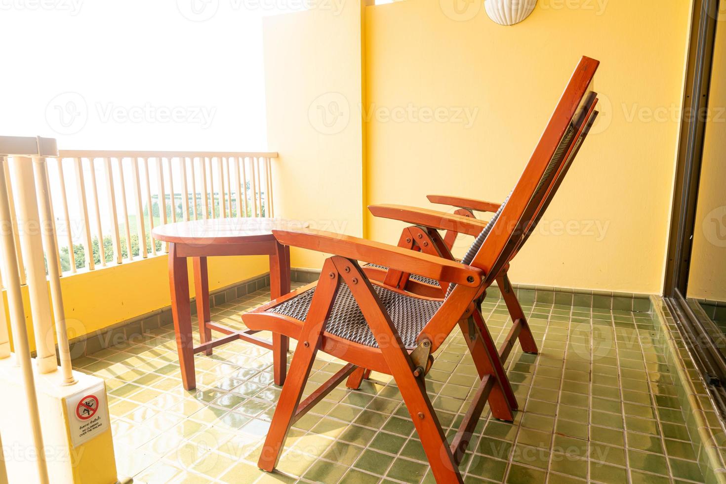 trä uteplats stol dekoration på balkongen foto