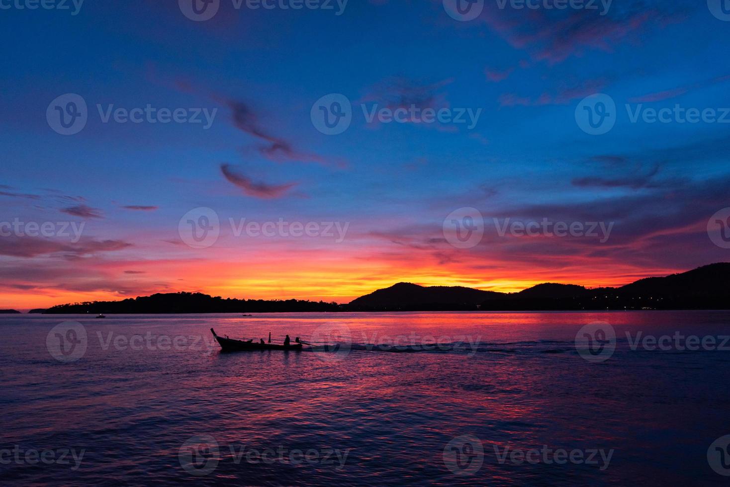 lång svansbåt som seglar på havet phuket thailand foto