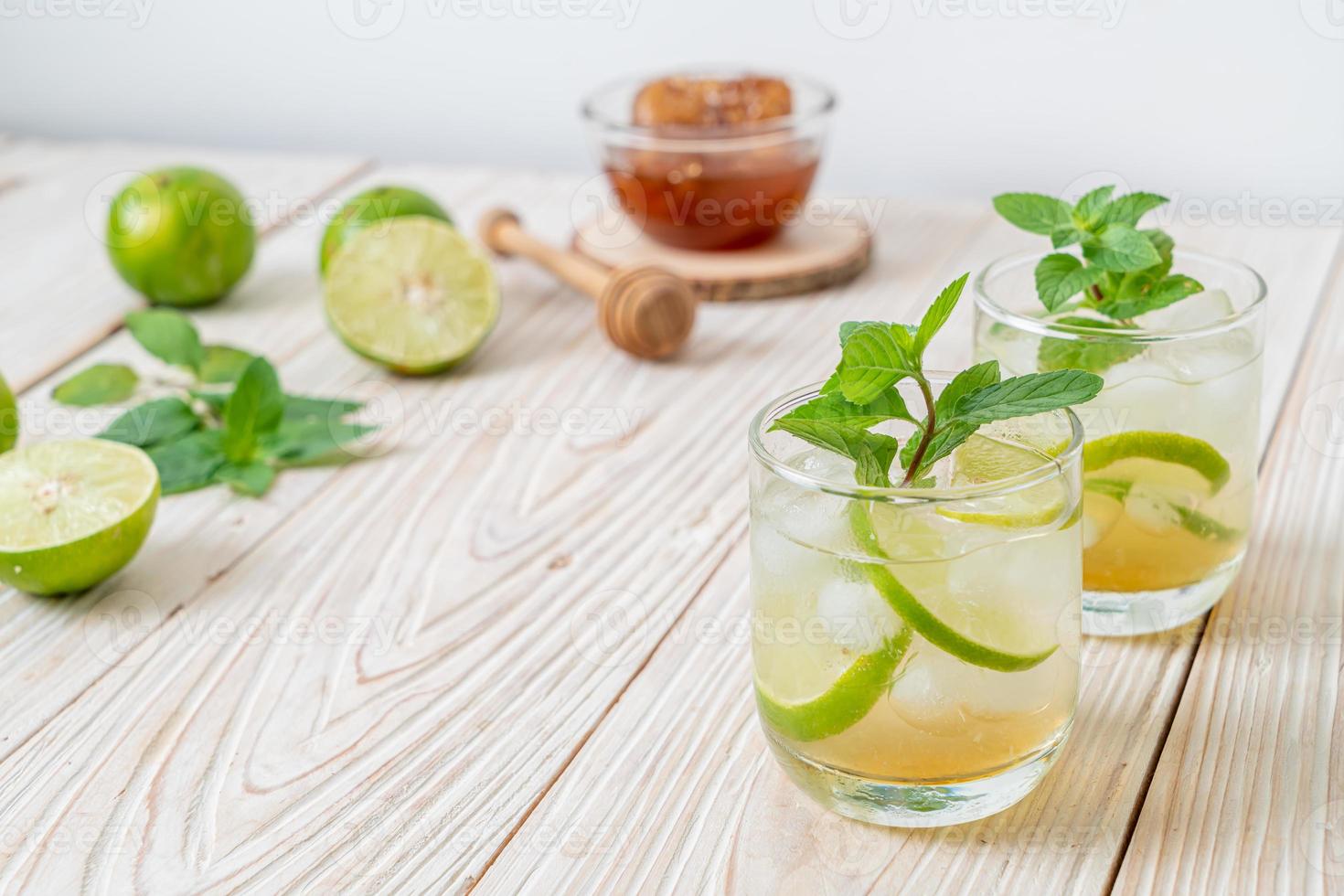 iced honung och lime soda med mynta - uppfriskande drink foto