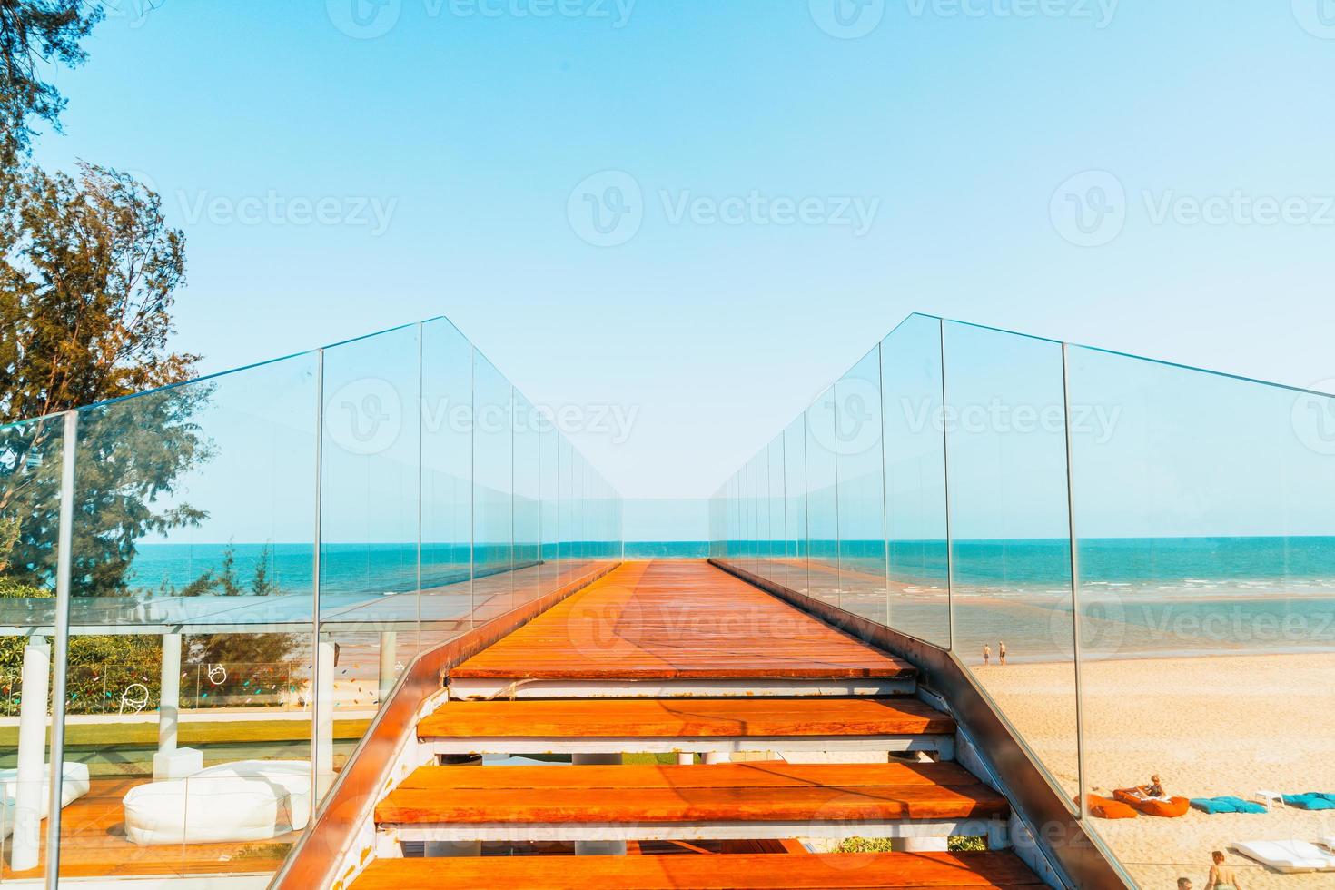 Tom gångväg och trappa med bakgrund med havsutsikt foto
