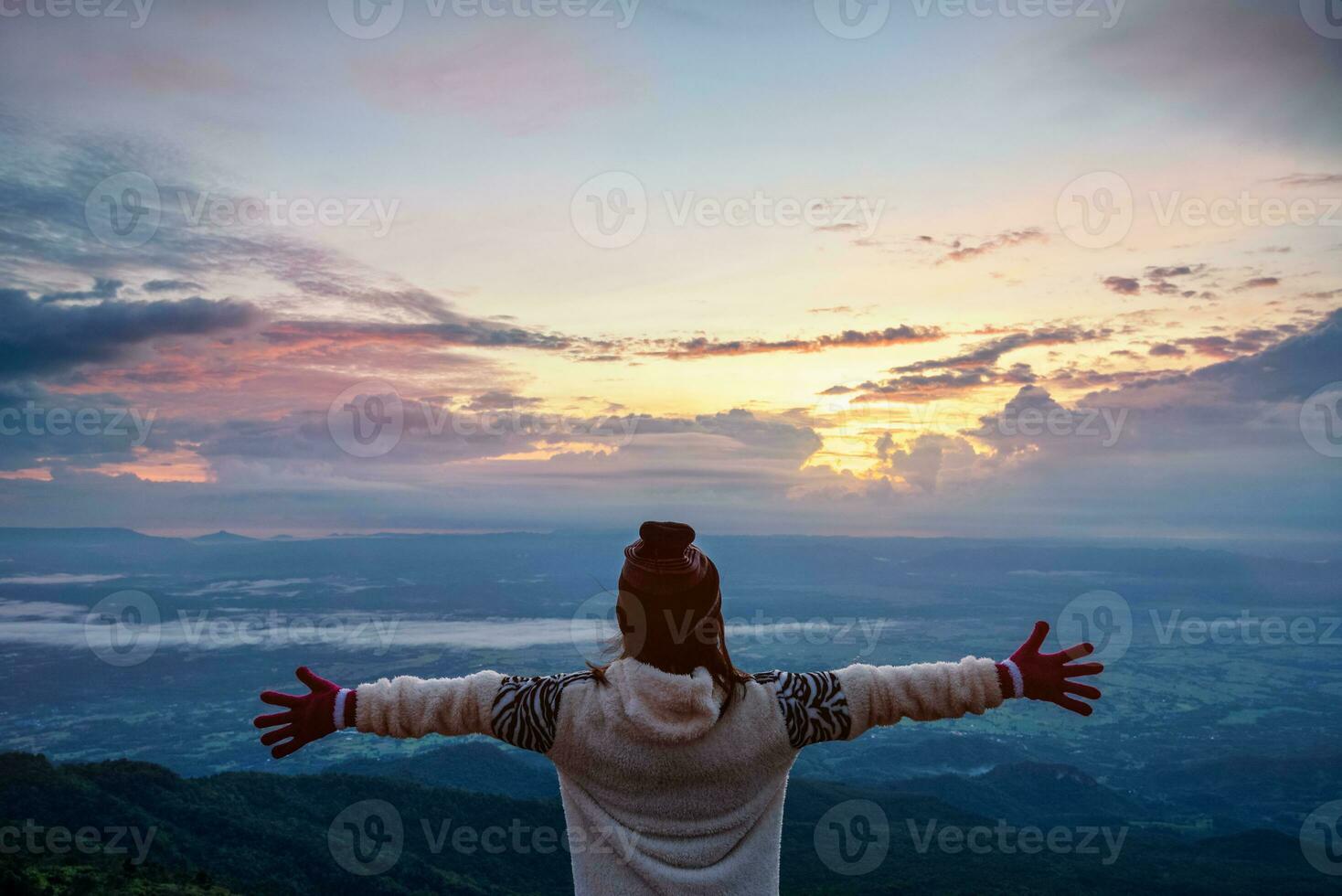 kvinna turist tittar på de soluppgång foto