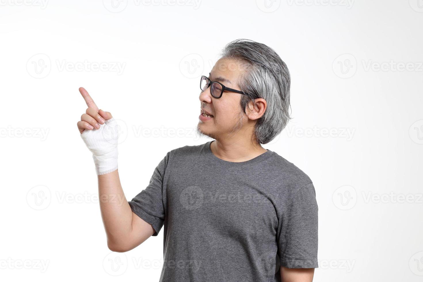 man med skadad hand foto