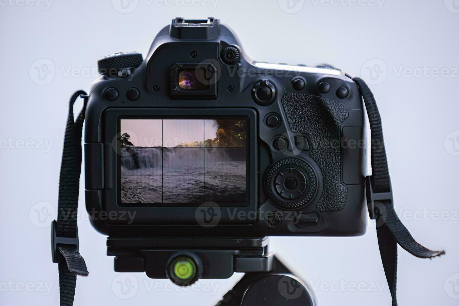 Foto kamera på stativ till fotografera en vattenfall