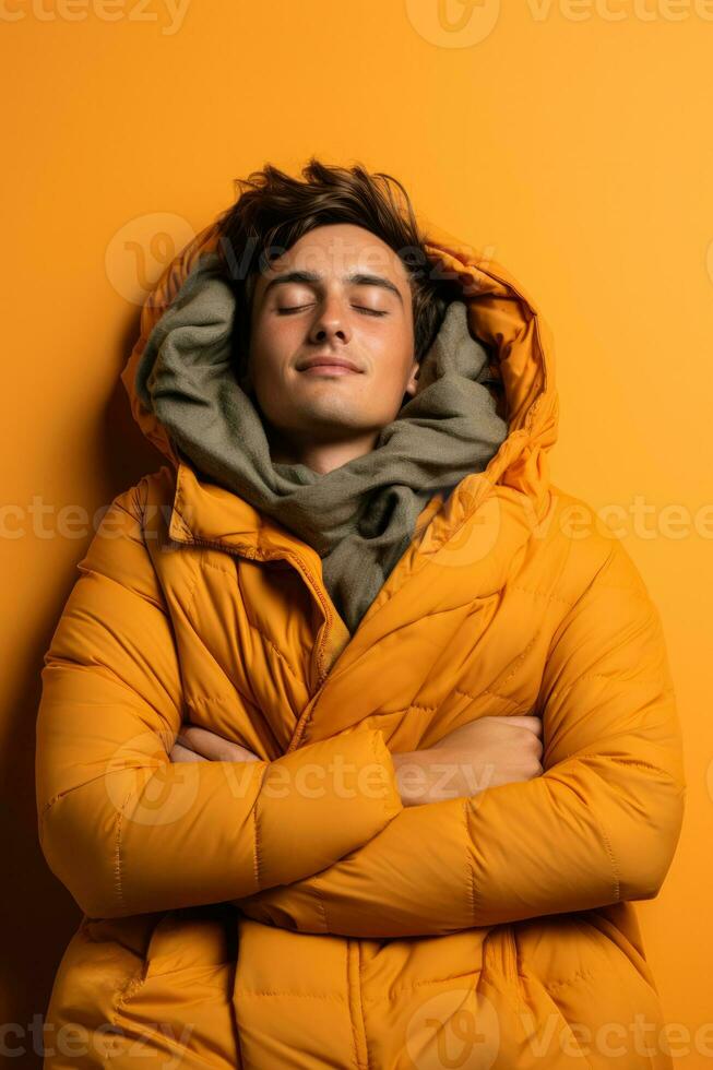 person sovande med en uppvärmning vaddera medan stridande höst kall isolerat på en lutning bakgrund foto