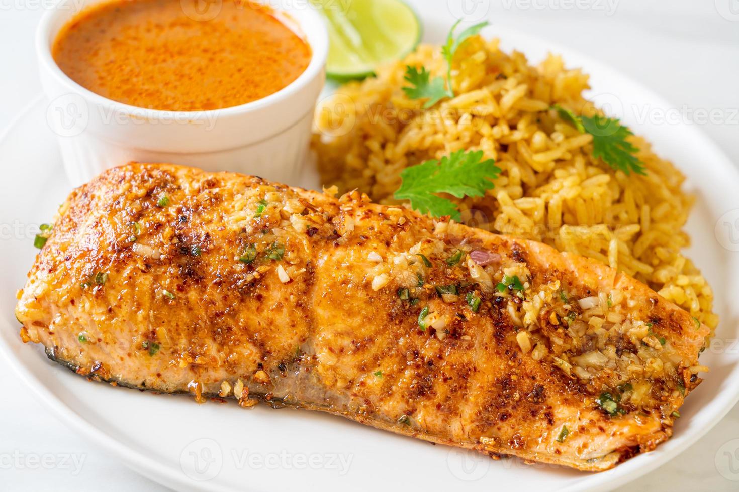 pan-seared lax tandoori med masala ris - muslimsk matstil foto