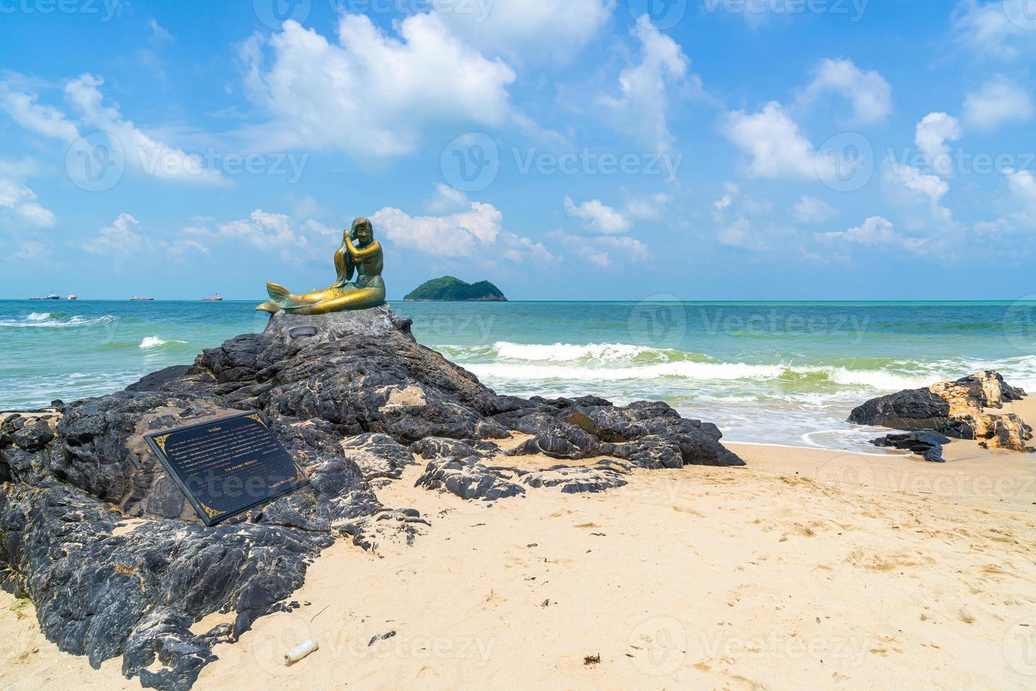 gyllene sjöjungfrustatyer på samila beach. landmärke för Songkla i Thailand. foto