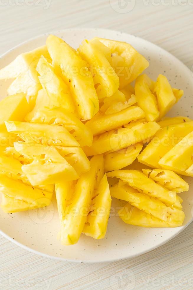 färsk ananas skivad på den vita plattan foto