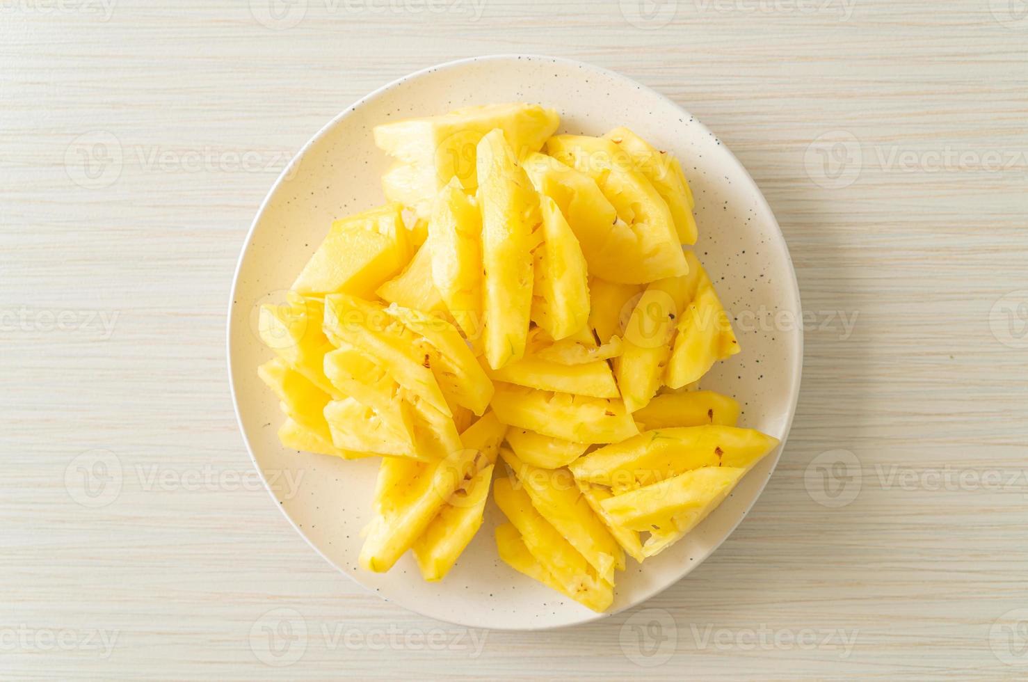 färsk ananas skivad på den vita plattan foto