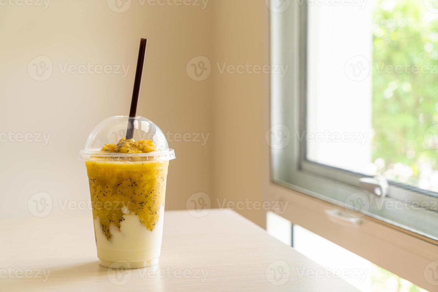 färska passionfruktsmoothies med yoghurt i glas foto