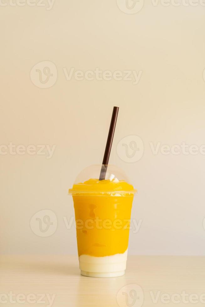 färska mangofruktsmoothies med yoghurtglas foto