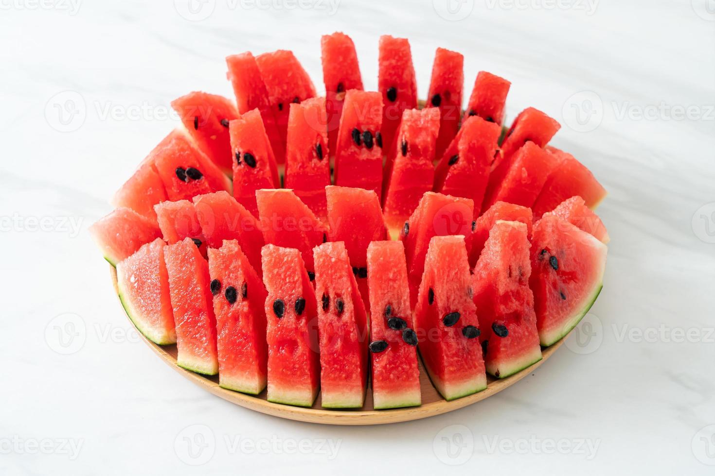 färsk vattenmelon skivad på träplatta foto
