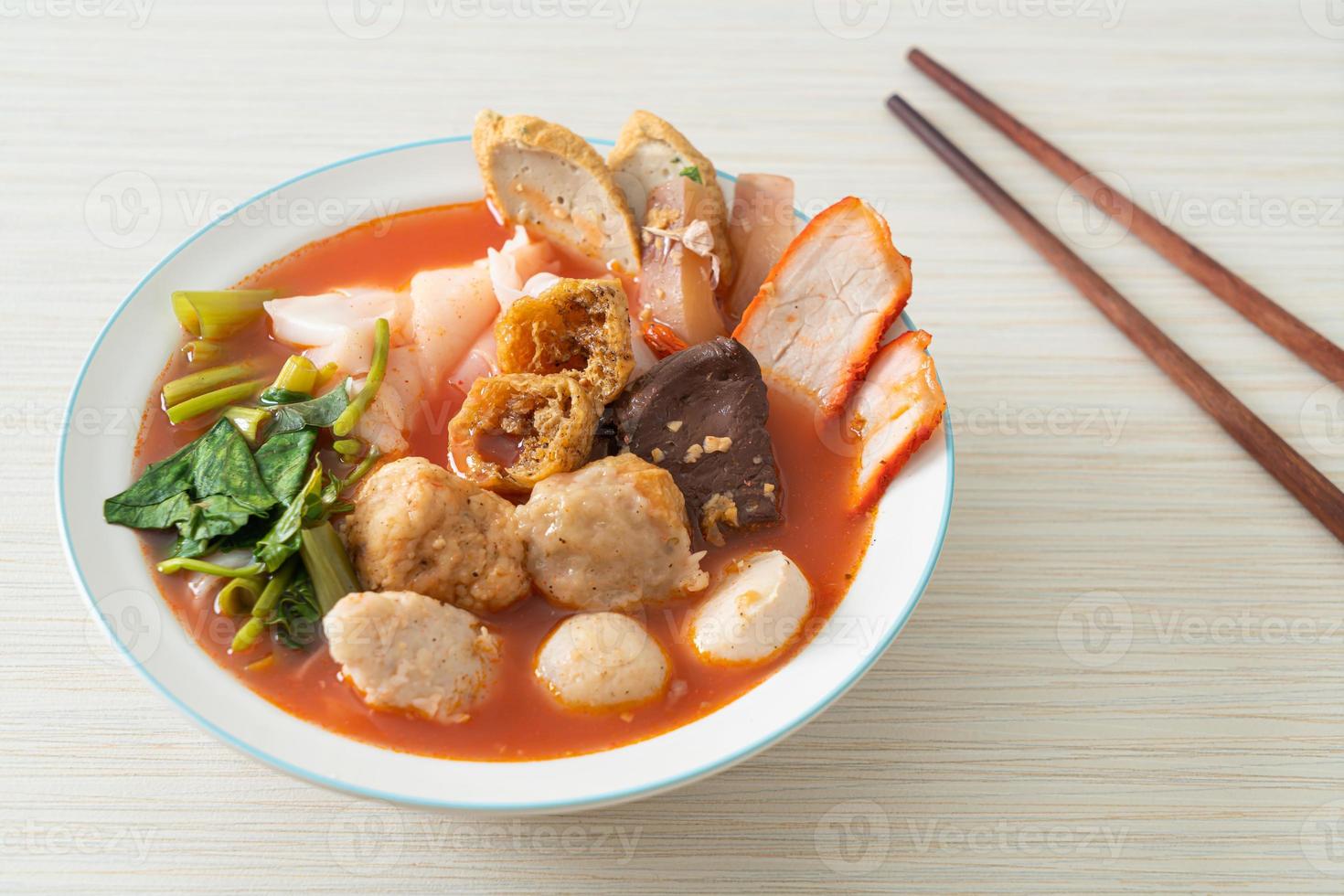 nudlar med köttbullar i rosa soppa eller yen ta fyra nudlar i asiatisk stil foto