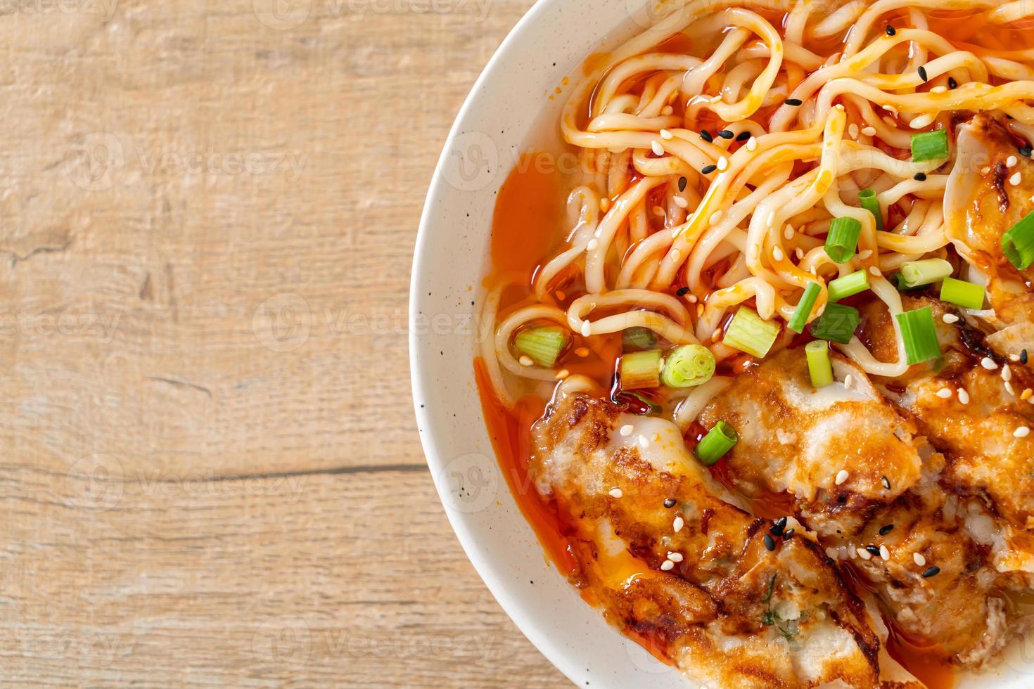 ramen nudlar med gyoza eller fläsk dumplings - asiatisk matstil foto