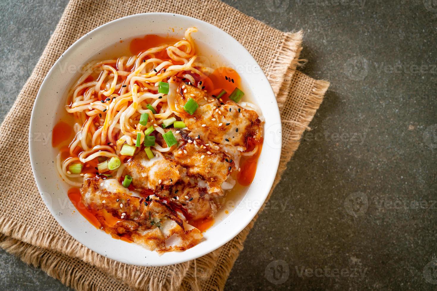 ramen nudlar med gyoza eller fläsk dumplings - asiatisk matstil foto