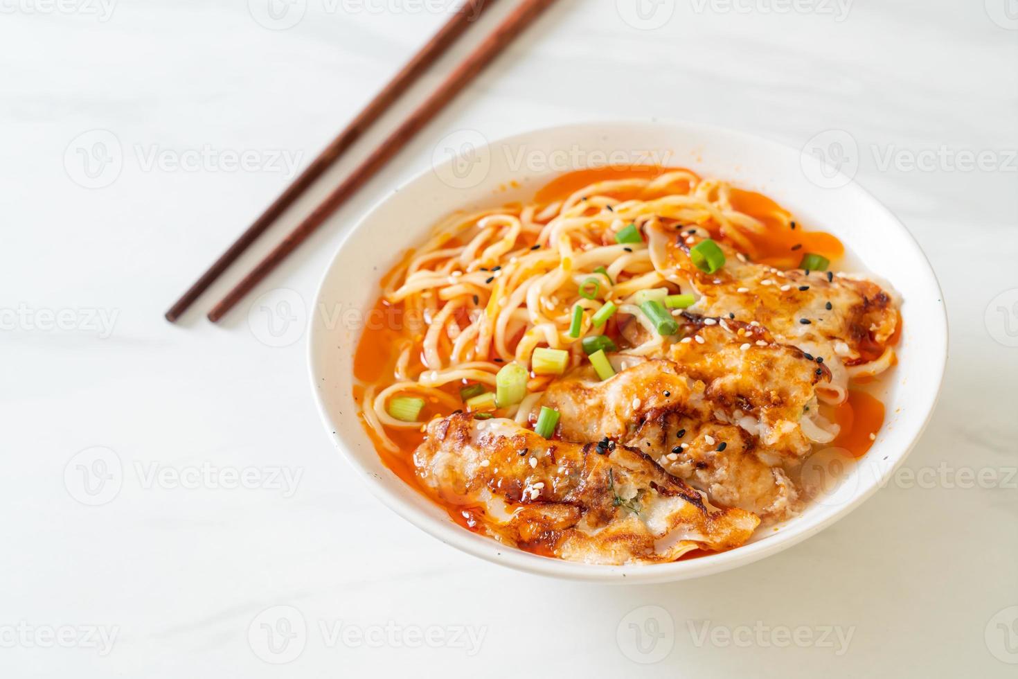 ramen nudlar med gyoza eller fläsk dumplings - asiatisk matstil foto