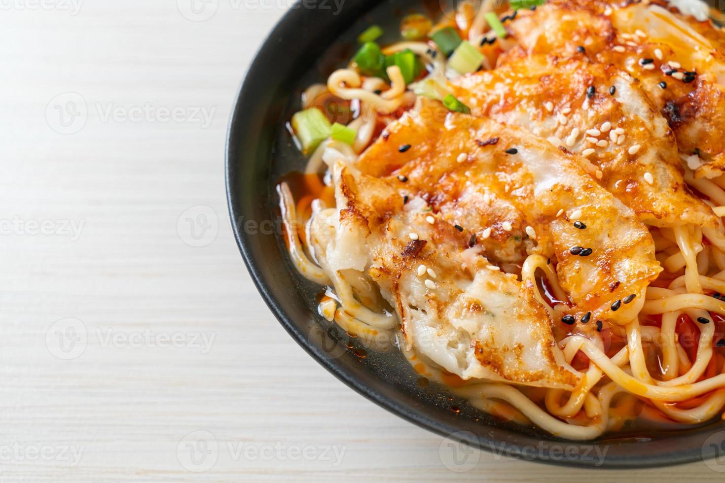 ramen nudlar med gyoza eller fläsk dumplings - asiatisk matstil foto