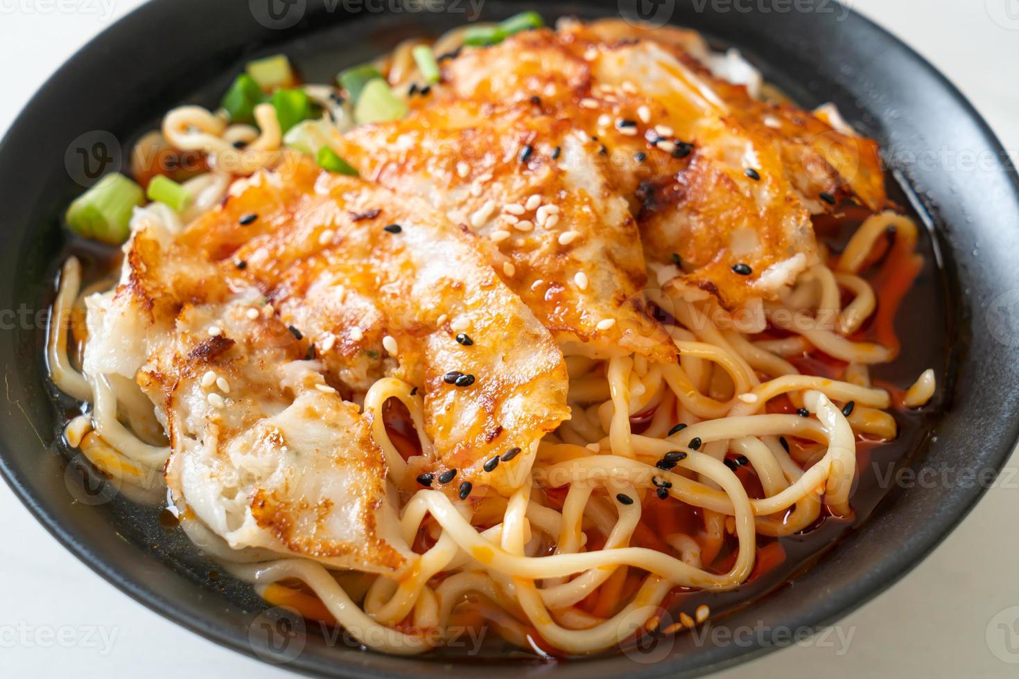 ramen nudlar med gyoza eller fläsk dumplings - asiatisk matstil foto