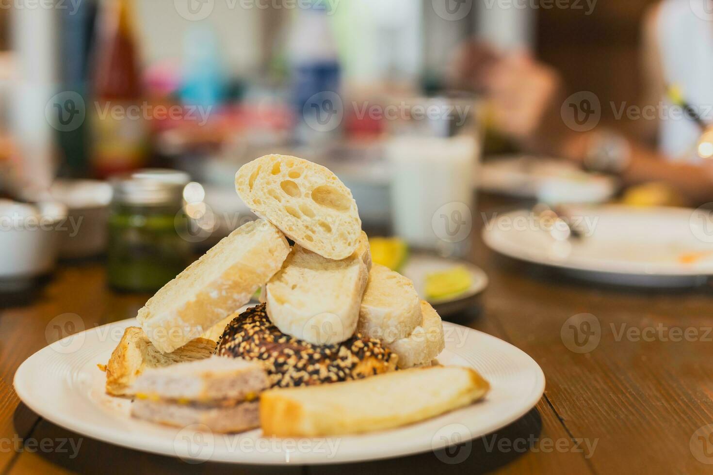 färsk hemlagad mängd bröd på en vit på frukost tabell. foto