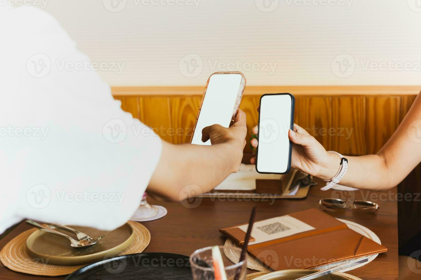 kvinna använder sig av cell telefon betala räkningen foto