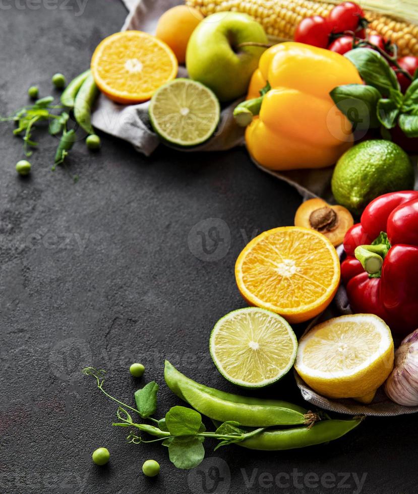 hälsosam mat. grönsaker och frukter på en svart betongbakgrund. foto
