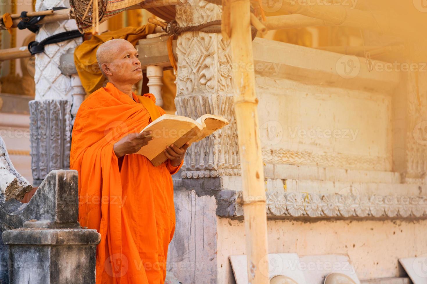 munkar i Thailand läser böcker foto