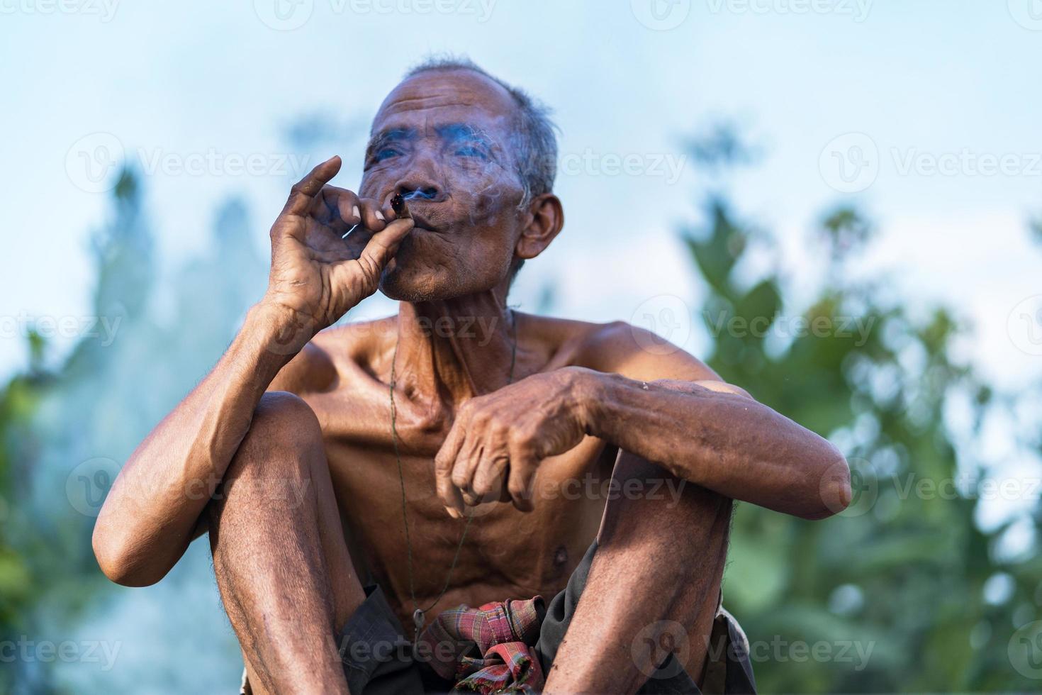 äldre man livsstil för lokalbefolkningen i Thailand foto