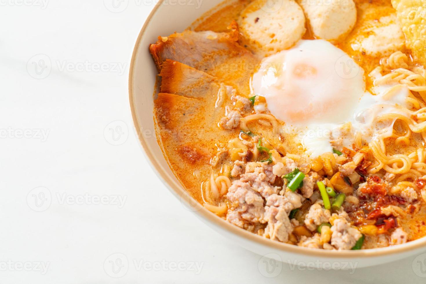 snabbnudlar med fläsk och köttbullar i kryddig soppa eller tom yum-nudlar i asiatisk stil foto