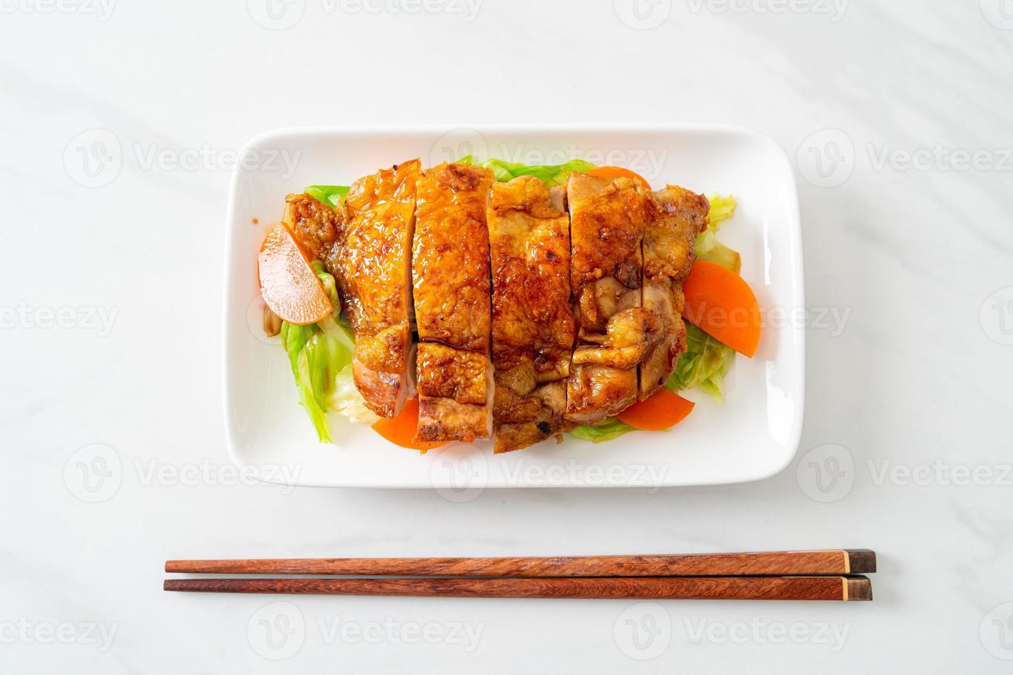 teppanyaki teriyaki kycklingbiff med kål och morot foto