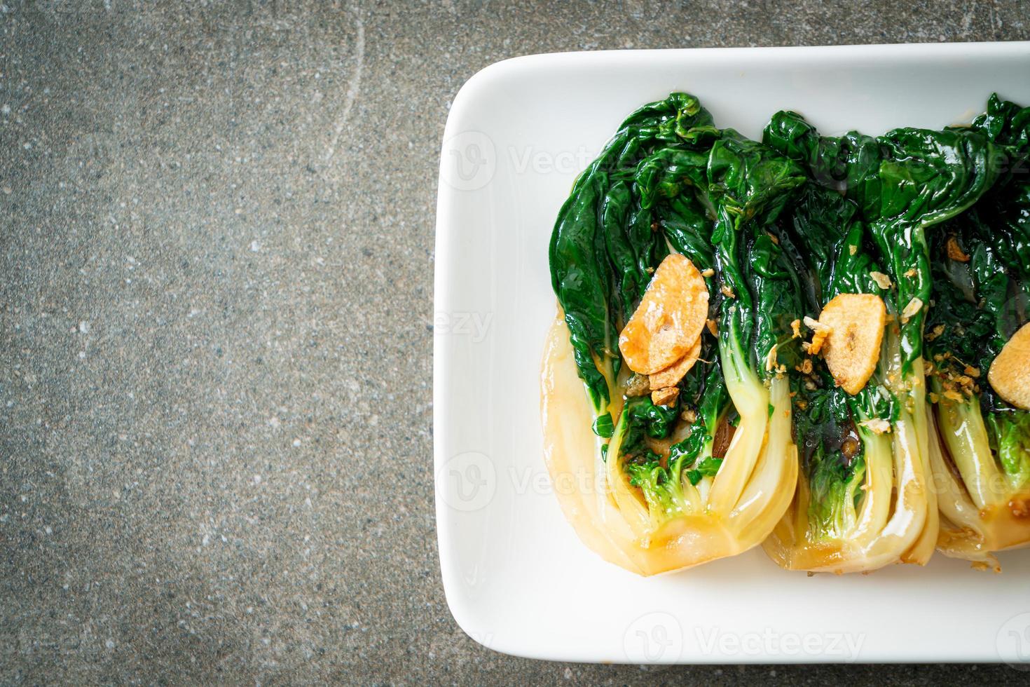 baby kinesisk kål med ostronsås och vitlök - asiatisk matstil foto