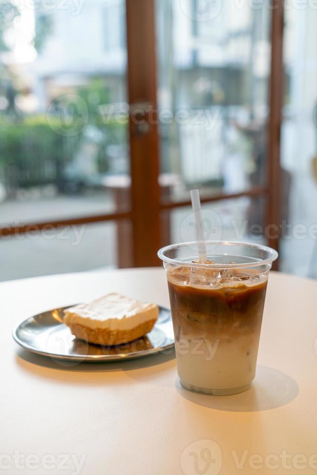 iced latte kaffekopp i café restaurang foto