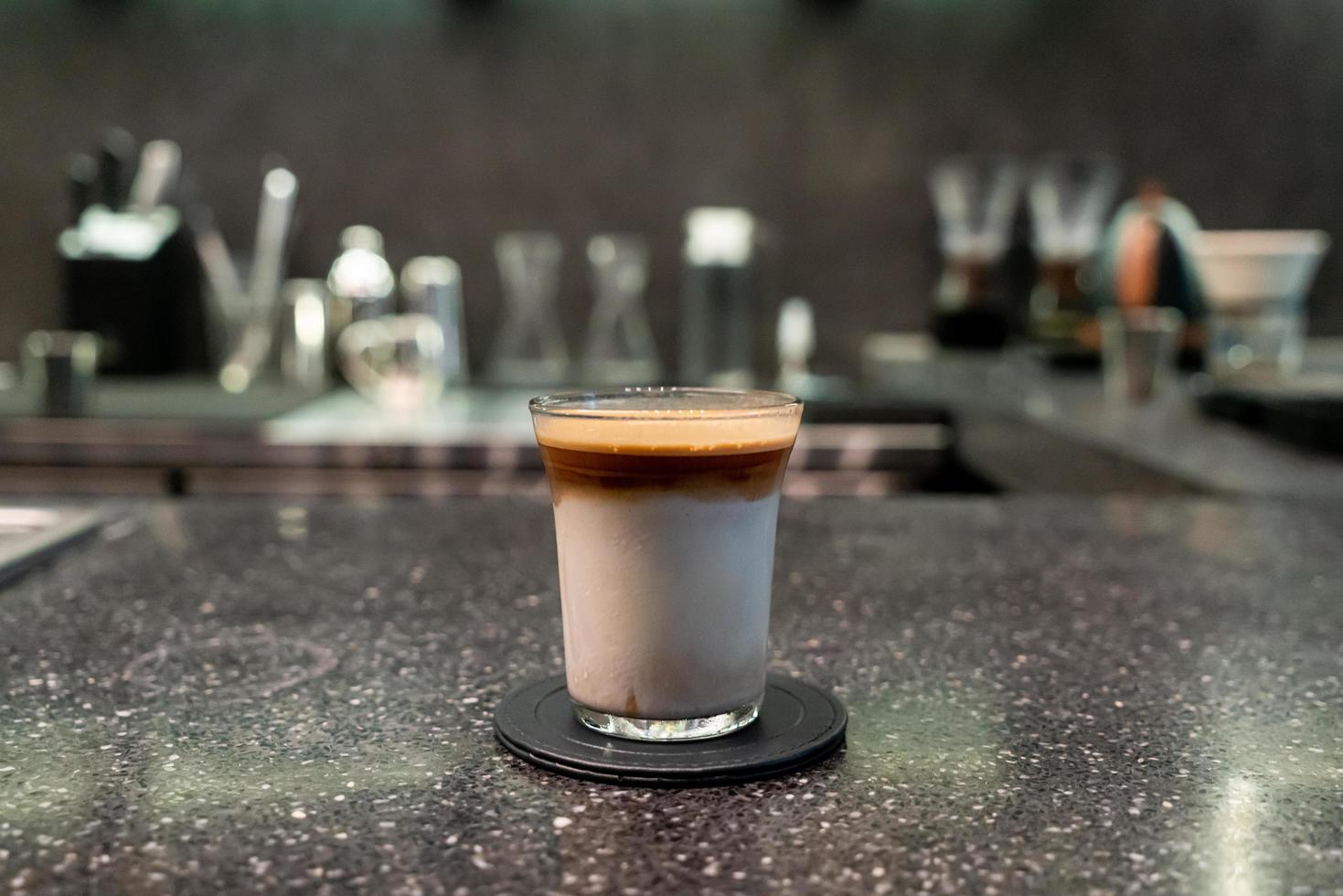 smutsig kaffekopp, espressokaffe med mjölk i cafébaren foto