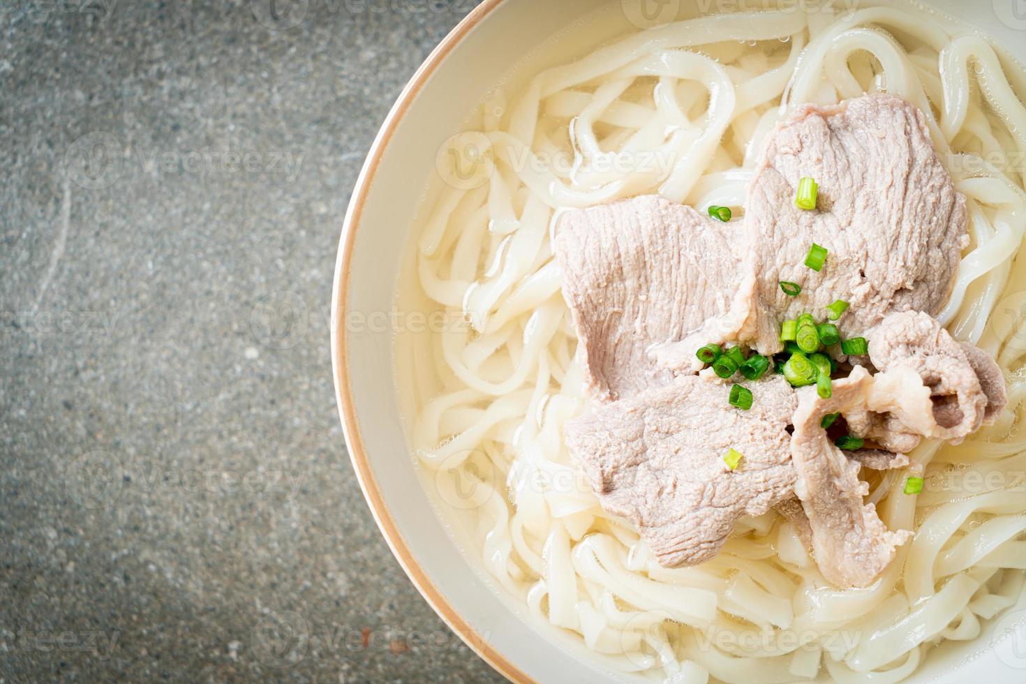 hemgjorda udon ramen nudlar med fläsk i klar soppa foto