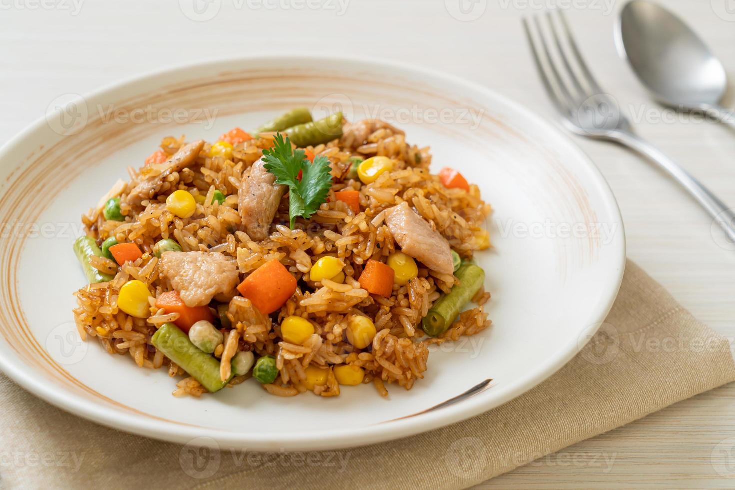 stekt ris med fläsk och grönsaker foto
