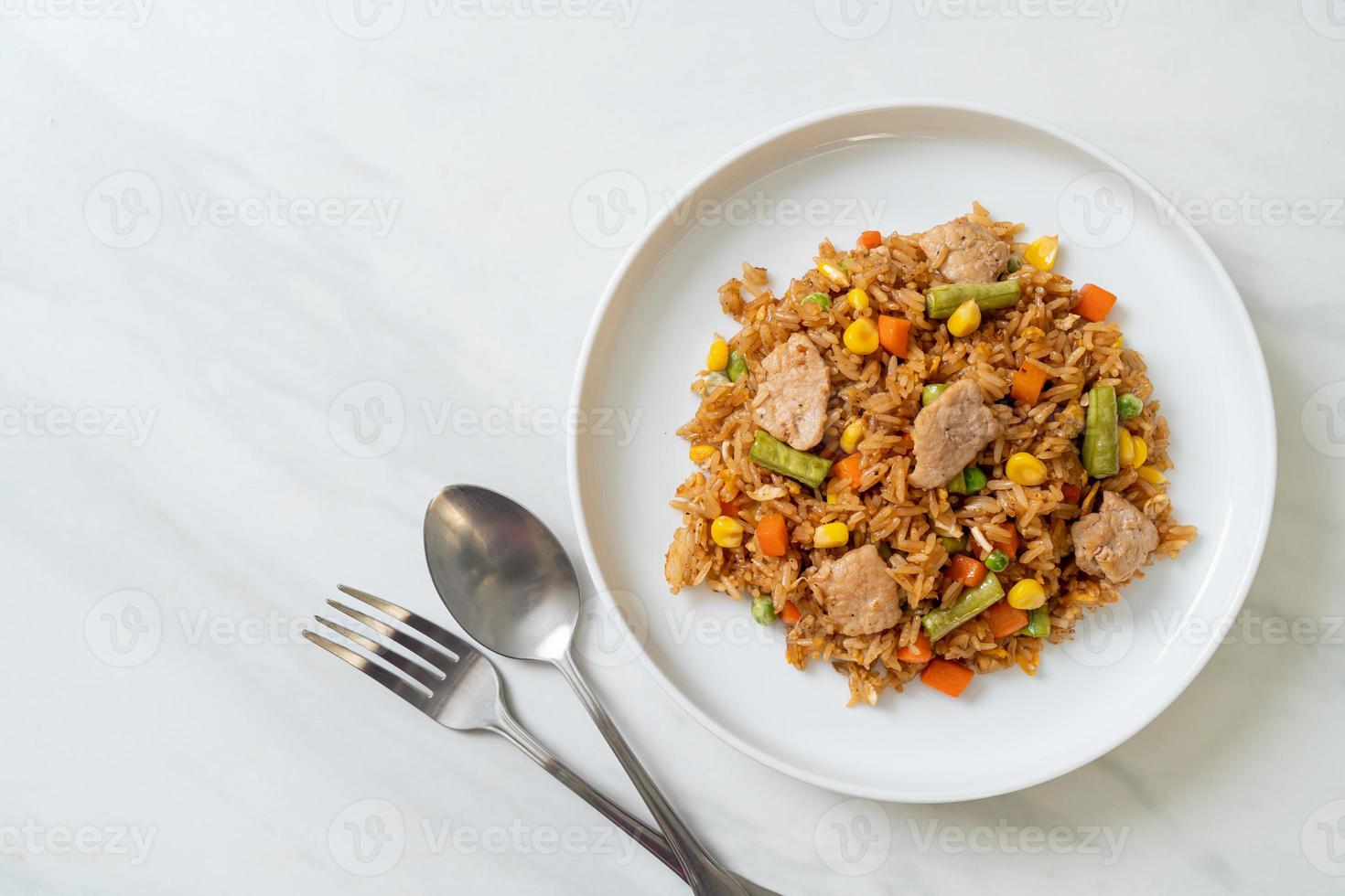 stekt ris med fläsk och grönsaker foto