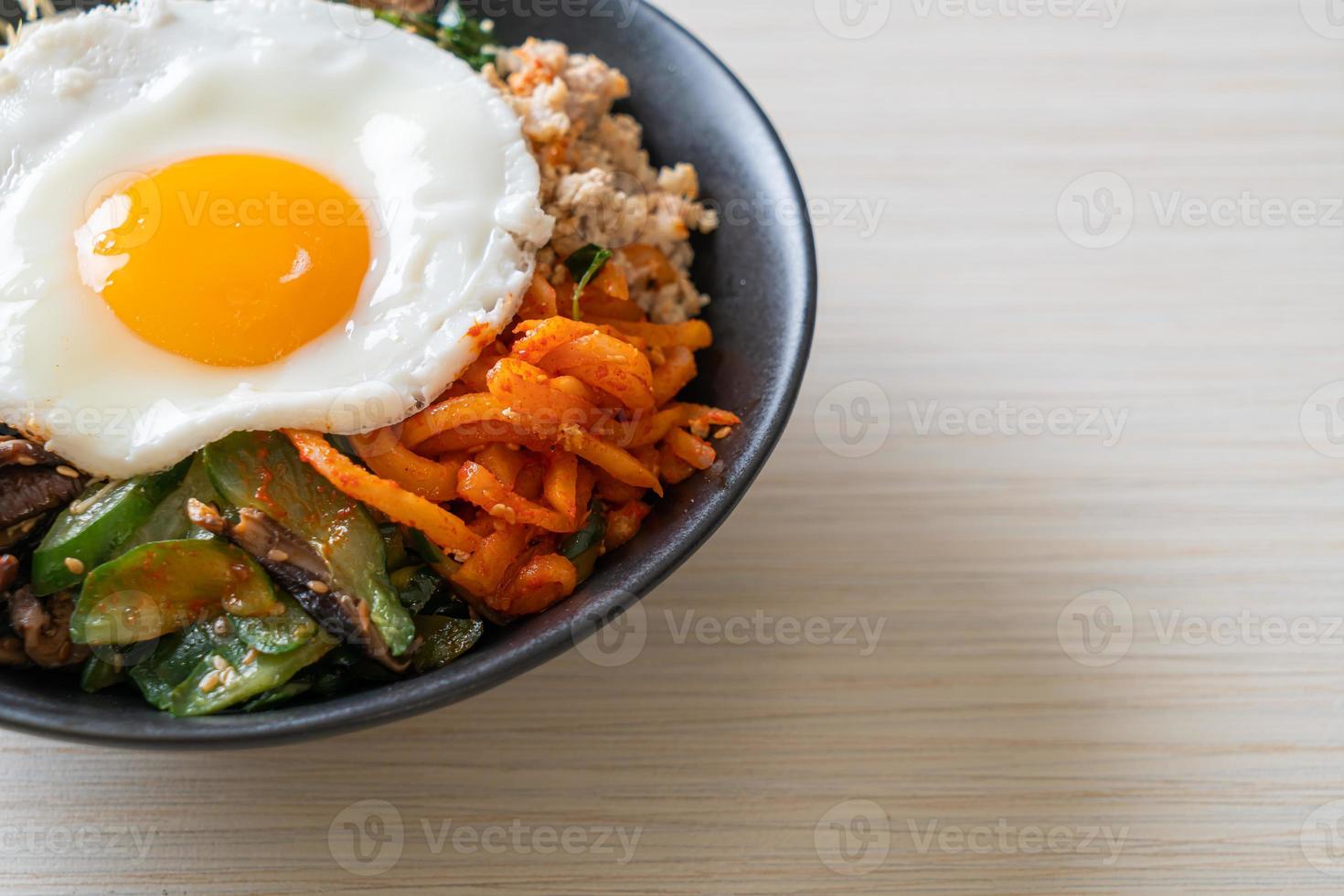 koreansk kryddig sallad med ris - traditionellt koreansk mat, bibimbap foto