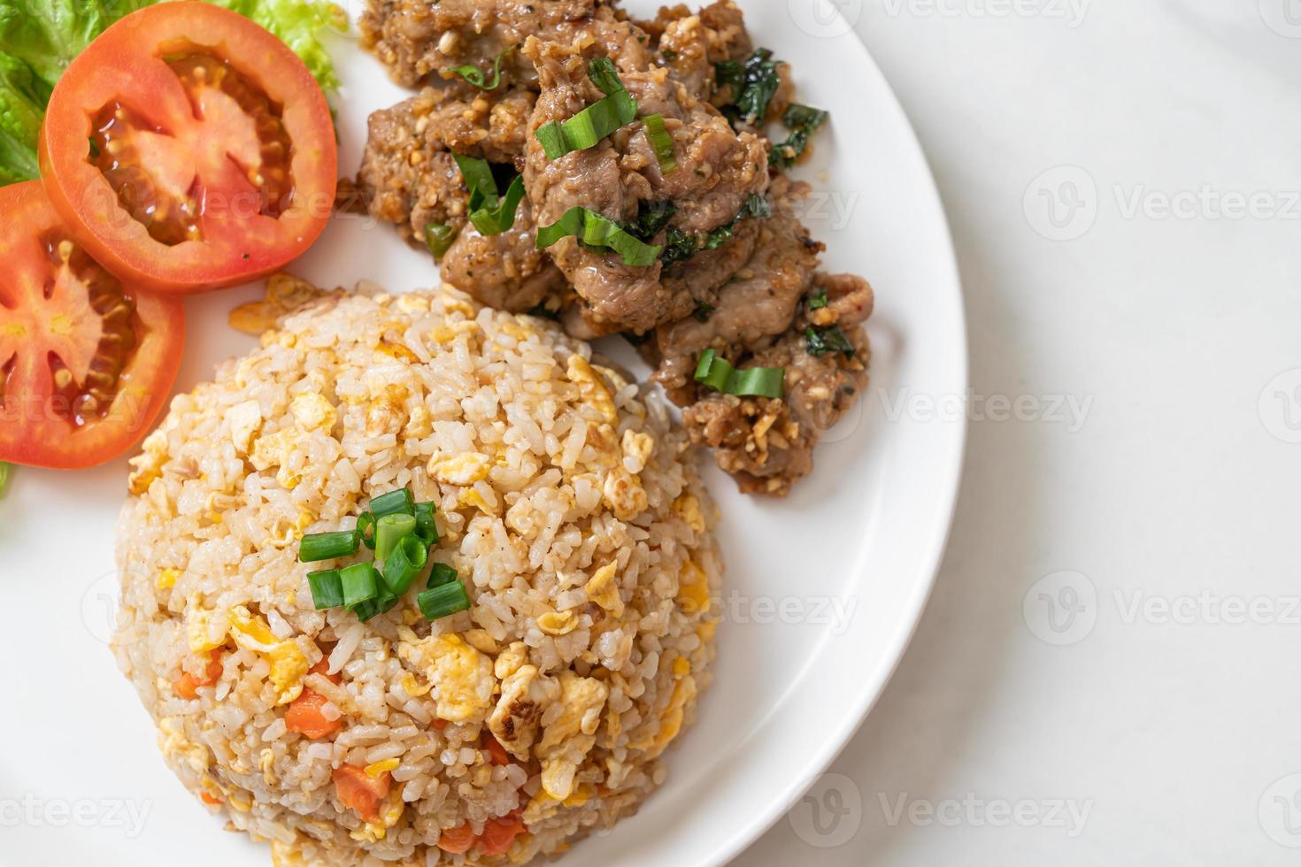 stekt ris med grillat fläsk - asiatisk matstil foto