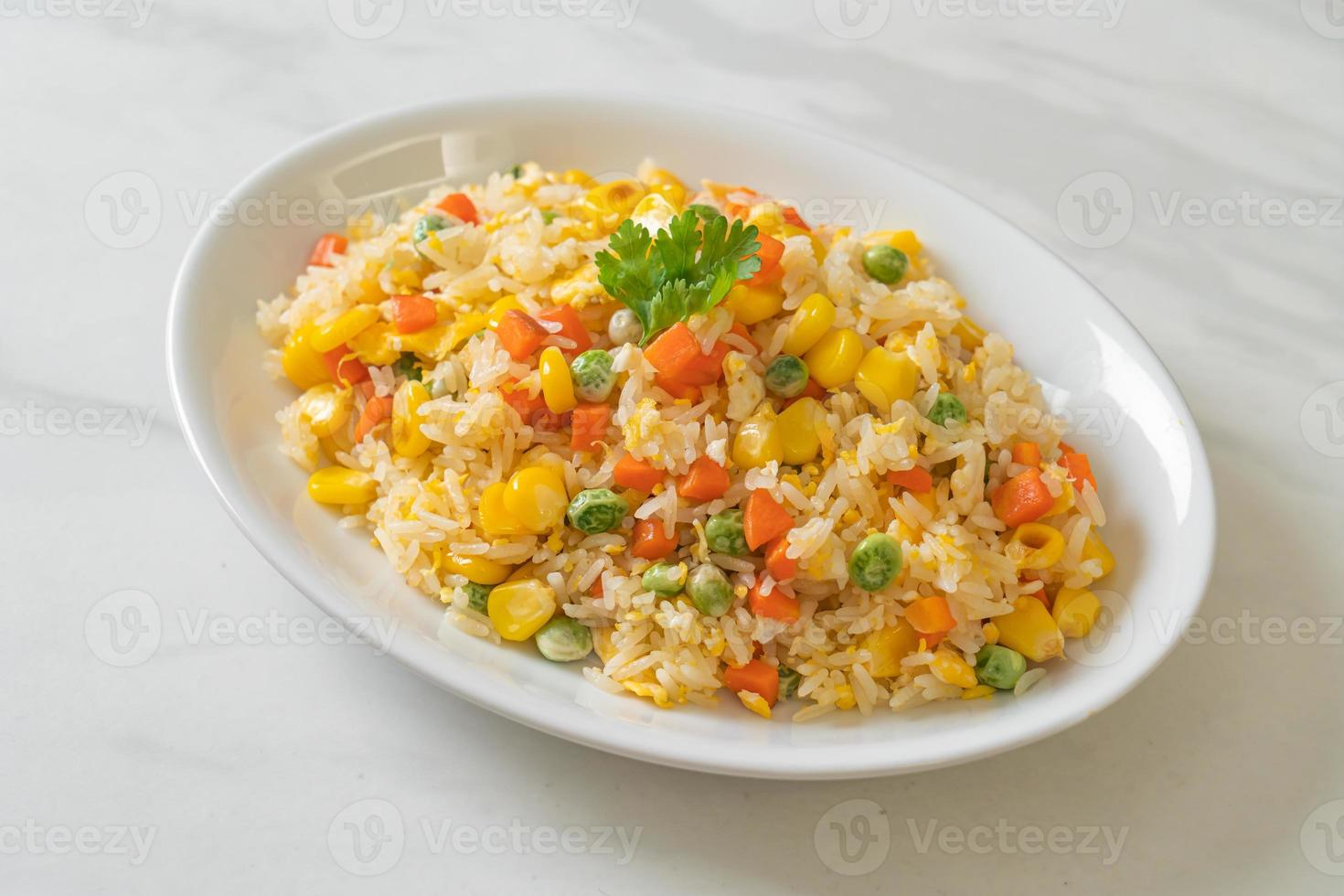 hemlagat stekt ris med blandade grönsaker av morot, gröna bönor, majs och ägg foto