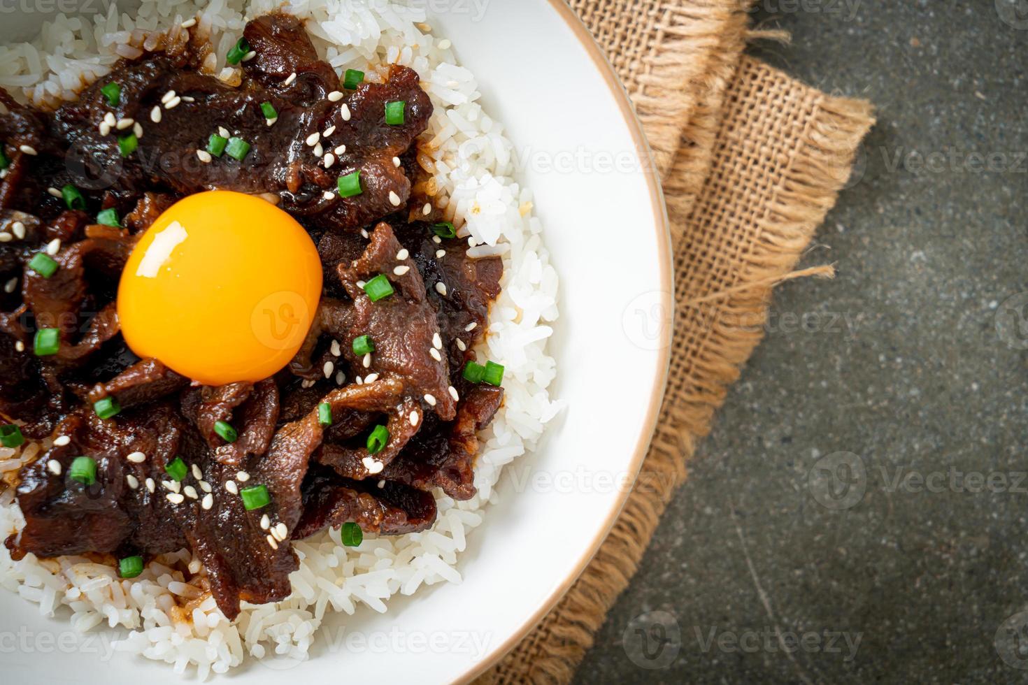 ris med sojasmaksatt fläsk eller japanskt fläskdonburi foto