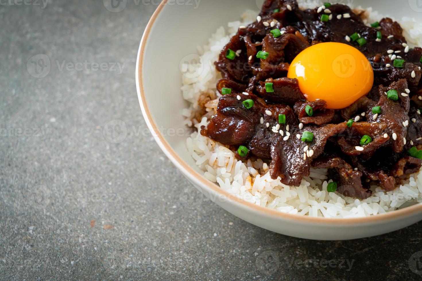 ris med sojasmaksatt fläsk eller japanskt fläskdonburi foto