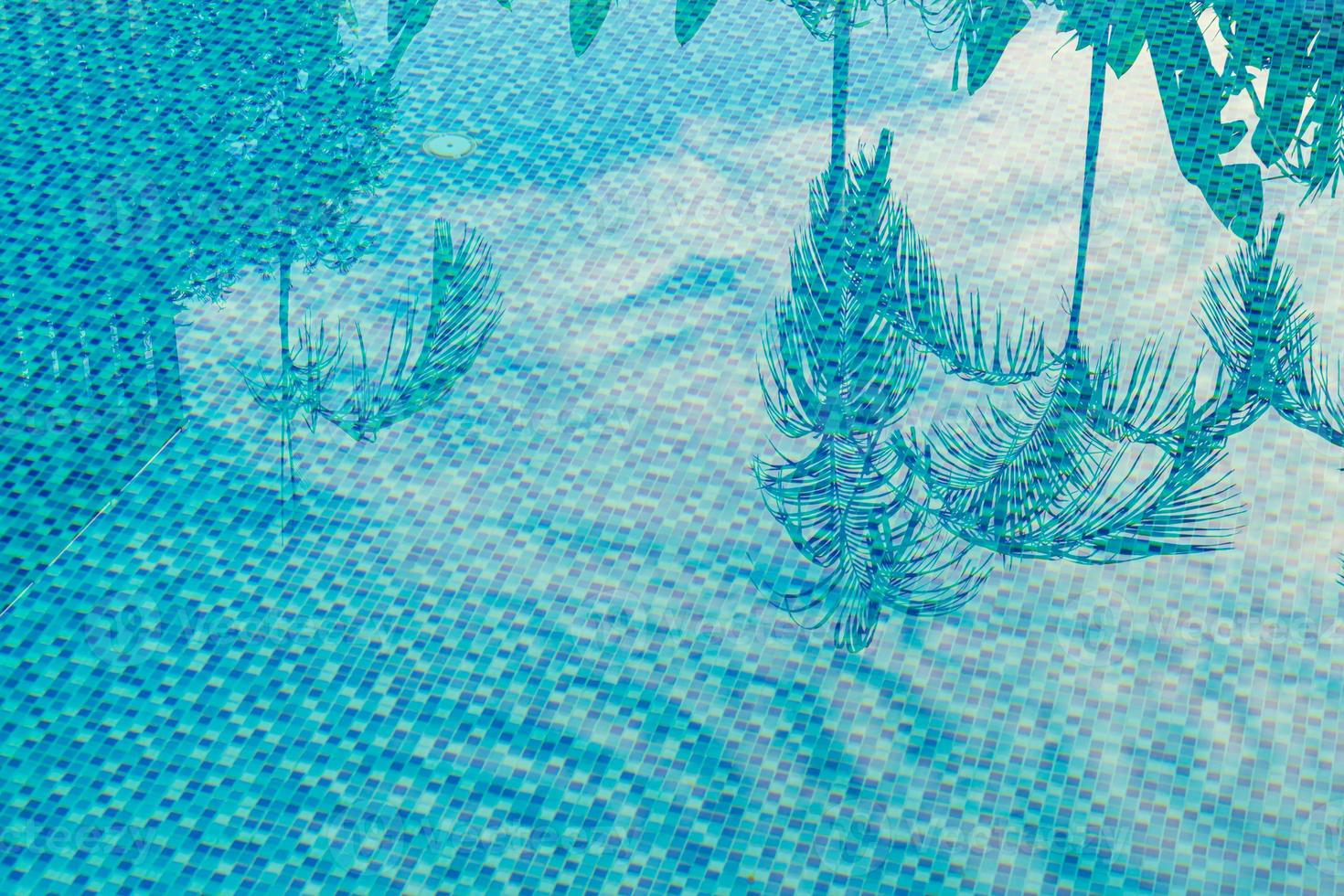 pool med palmträd reflektera över vatten foto