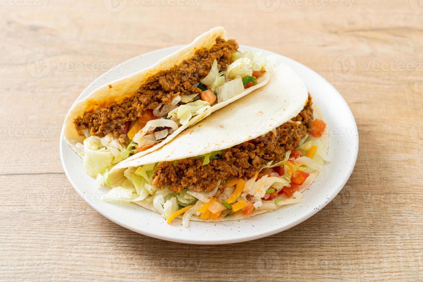 mexikanska tacos med malet kyckling foto