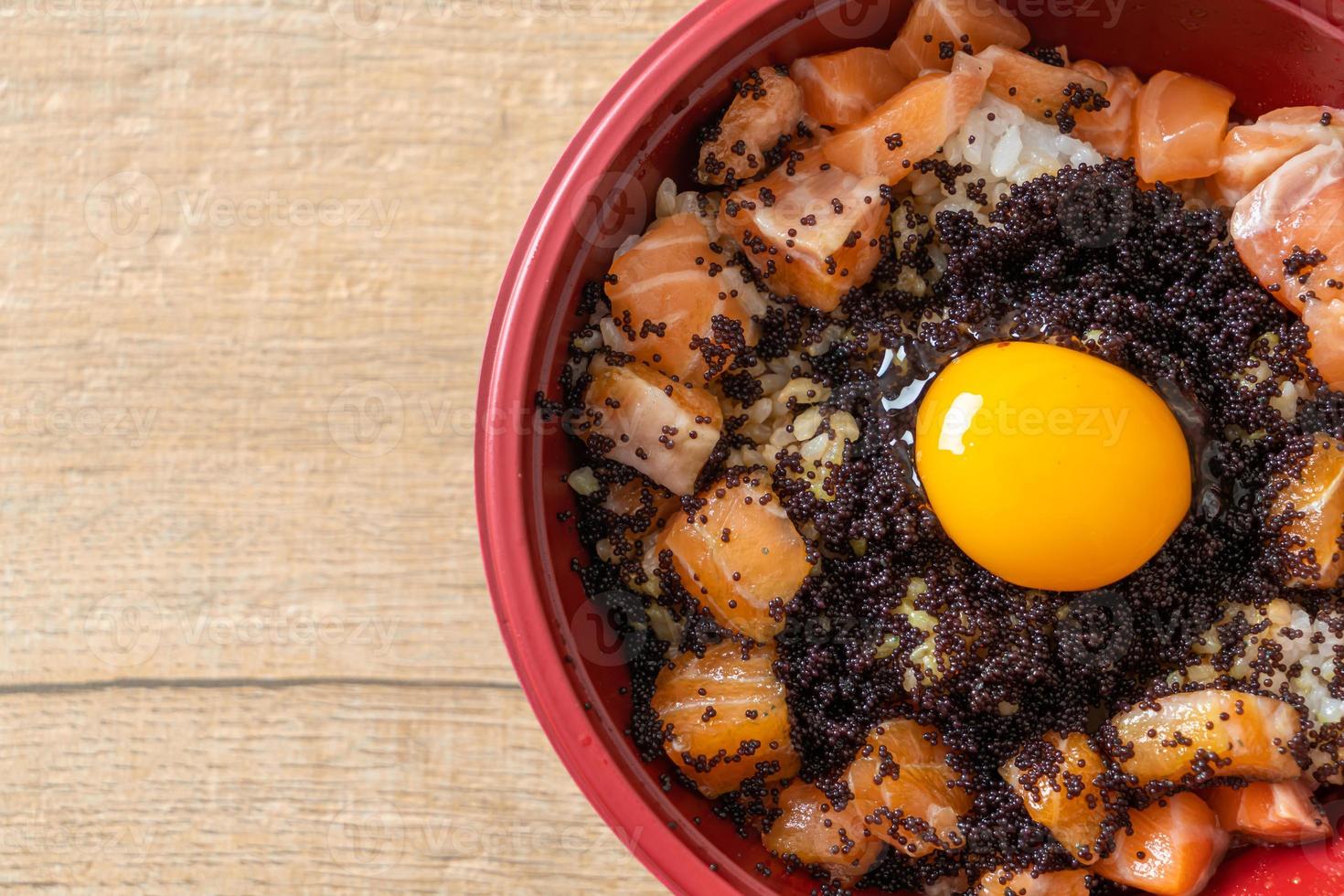 japanskt ris med färsk lax rå, tobiko och ägg - lax foto