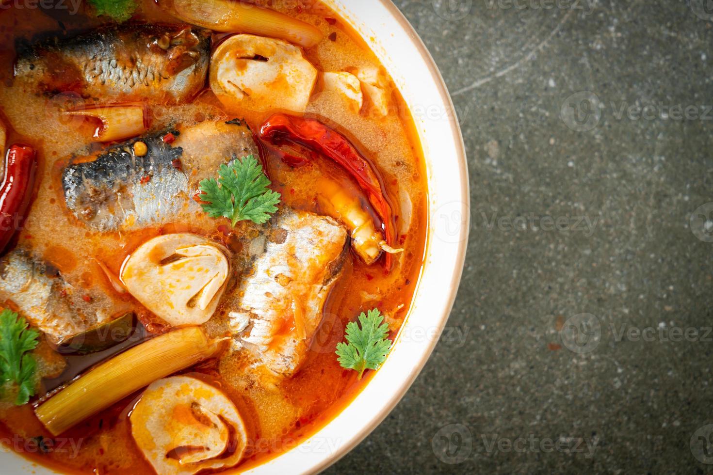 tom yum konserverad makrill i kryddig soppa foto