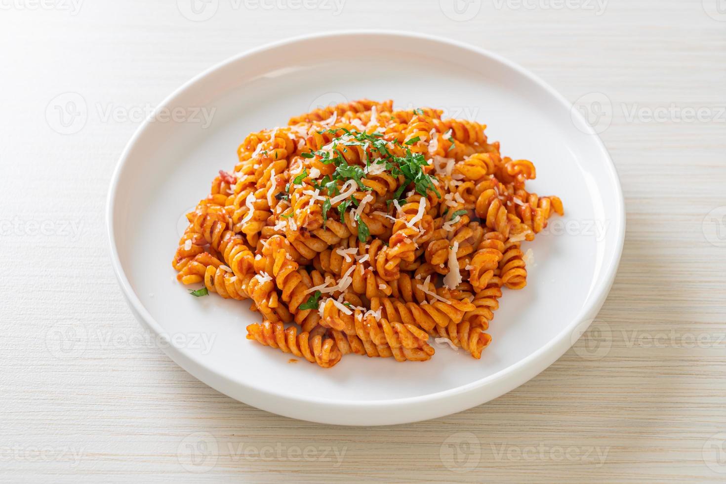 spiral- eller spiralipasta med tomatsås och korv - italiensk matstil foto