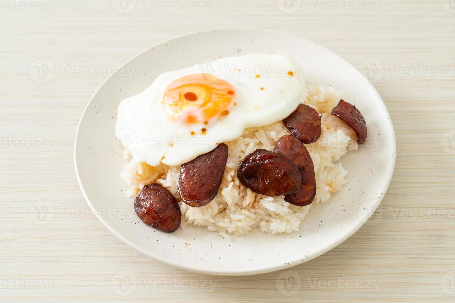 ris med stekt ägg och kinesisk korv foto