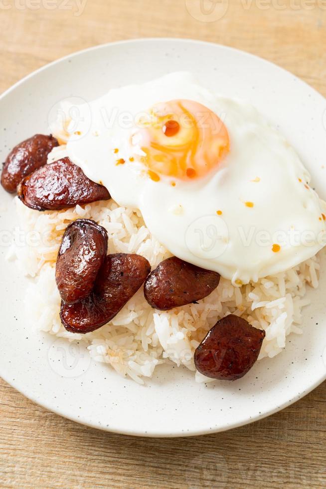 ris med stekt ägg och kinesisk korv - hemlagad mat i asiatisk stil foto